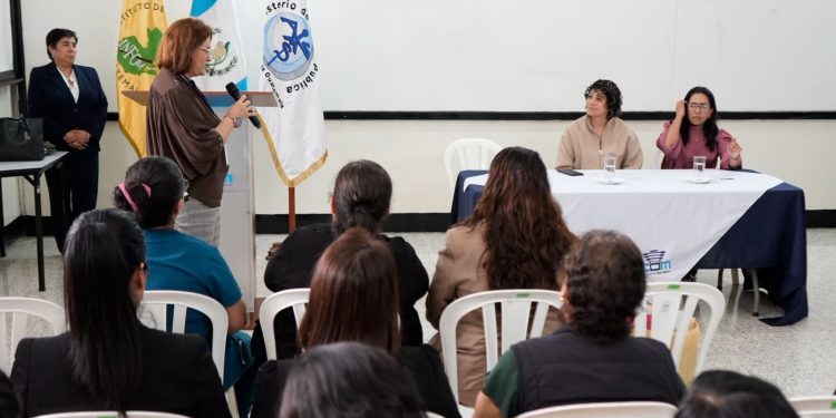 Salud imparte conferencia sobre prevención y atención oportuna del cáncer de mama a personal del INFOM