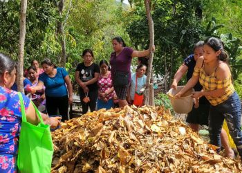 Capacitan a familias de Quezaltepeque en la producción de abono orgánico Bocashi