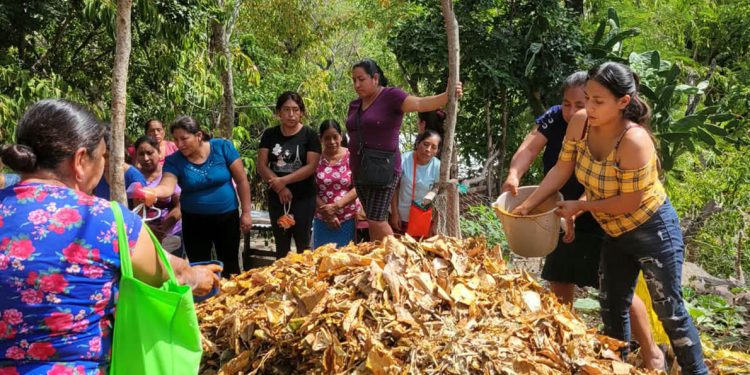 Capacitan a familias de Quezaltepeque en la producción de abono orgánico Bocashi