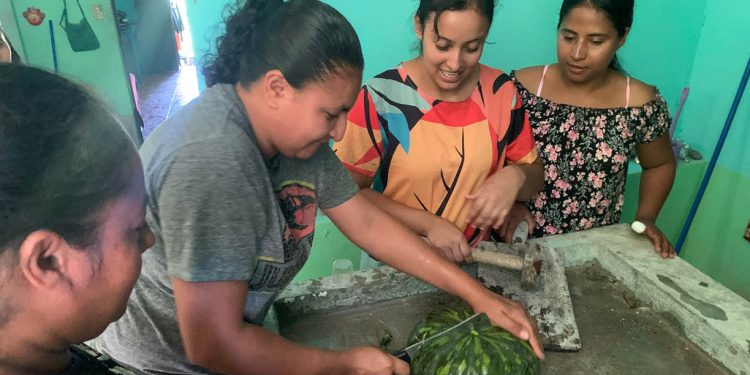 Capacitan a mujeres de Jutiapa en el procesamiento de sus cosechas