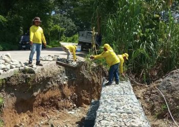 Construyen muro para proteger carretera entre Puente Chasco y La Tinta