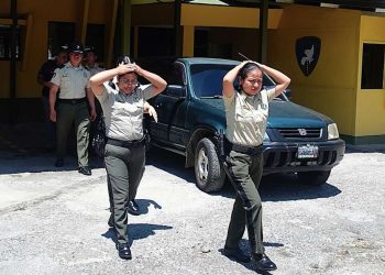 Simulacro permite al personal practicar cómo actuar ante un terremoto