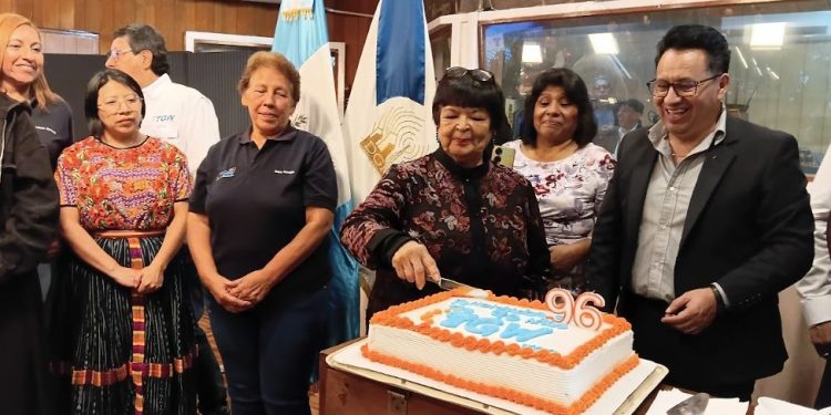 Chapinlandia culmina la celebración del 96 aniversario de TGW con un invitado especial
