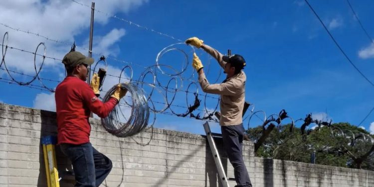 Refuerzan seguridad en perímetro del Aeropuerto La Aurora