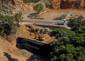 Ejecutan trabajos de alta ingeniería para proteger la ruta al Atlántico y asegurar el paso de usuarios
