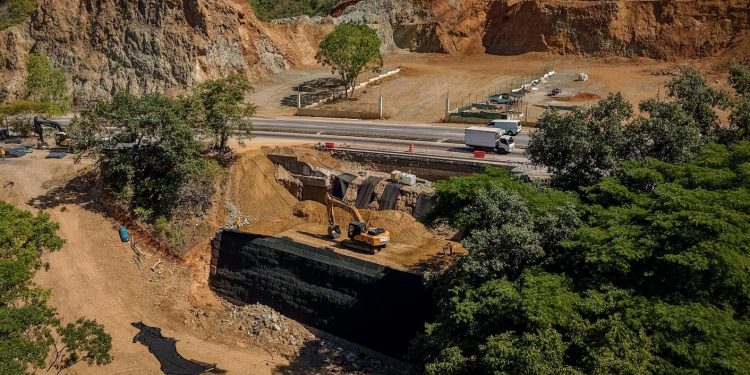 Ejecutan trabajos de alta ingeniería para proteger la ruta al Atlántico y asegurar el paso de usuarios