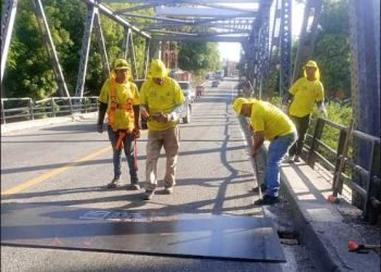 Corrigen plancha metálica en puente Santa Cruz para brindar un paso más seguro