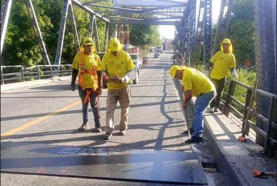Corrigen plancha metálica en puente Santa Cruz para brindar un paso más seguro
