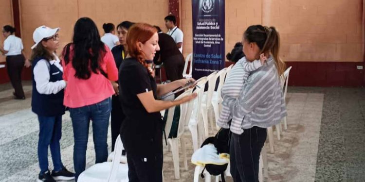 Habitantes de la colonia El Cerrito reciben consultas médicas gratuitas