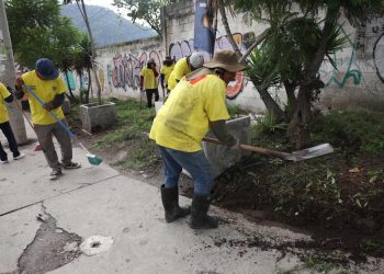 Limpian y conservan 12 tramos carreteros en Quetzaltenango