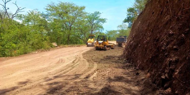 Mejoran carretera que conecta comunidades en Gualán, Zacapa