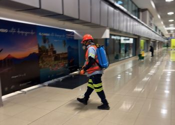 Aeropuerto La Aurora intensifica fumigación para mantener espacios seguros