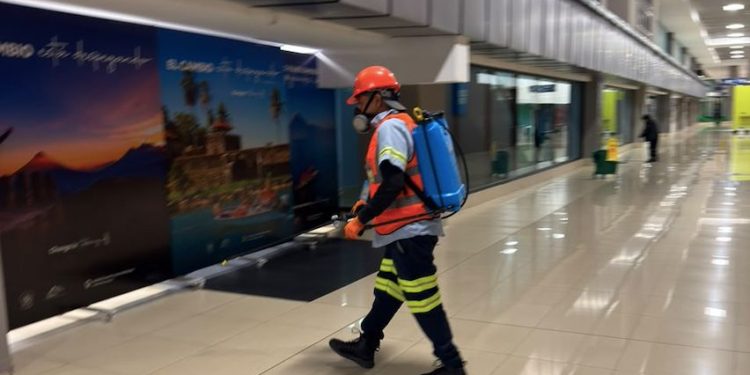 Aeropuerto La Aurora intensifica fumigación para mantener espacios seguros