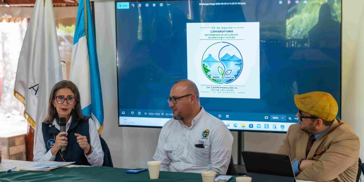 Mineduc promueve el diálogo ambiental sobre  las cuencas de Amatitlán y Atitlán en el Día de los Lagos