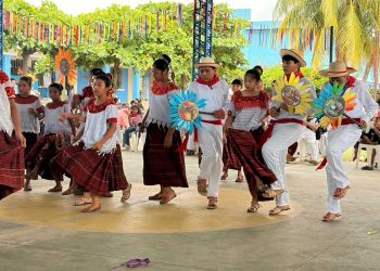 Estudiantes de San Lorenzo, Suchitepéquez participan en la presentación de danzas tradicionales