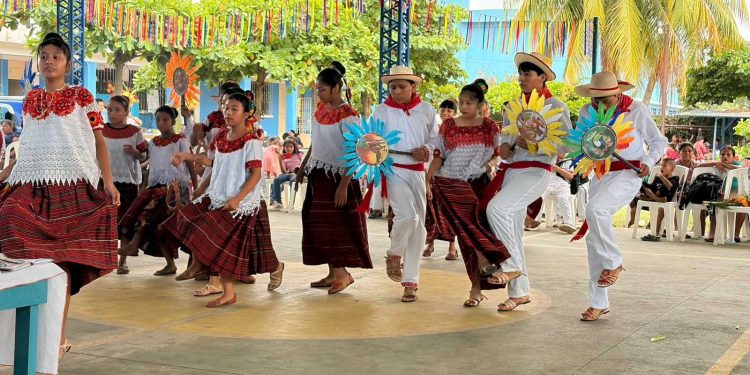 Estudiantes de San Lorenzo, Suchitepéquez participan en la presentación de danzas tradicionales