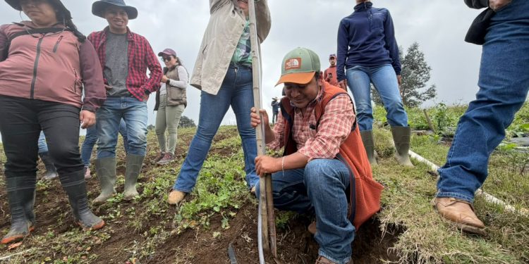 De la teoría a la práctica: técnicos aplican Keyline en Santiago Sacatepéquez