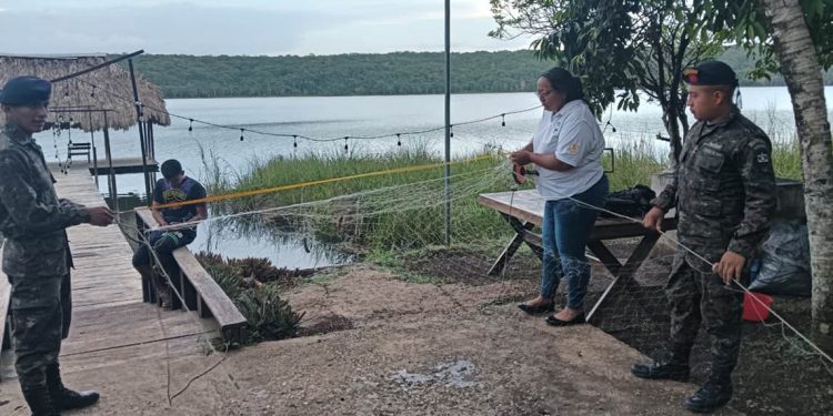 Decomisan trasmallo prohibido en el Lago Petén Itzá