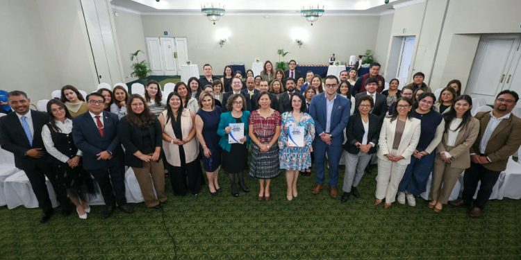 Mintrab realiza encuentro con diferentes universidades por Día del Abogado