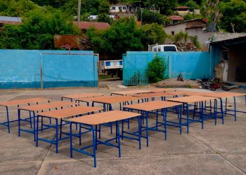 Estudiantes de Escuela Taller restauran escritorios de una Escuela Rural Mixta de Jutiapa