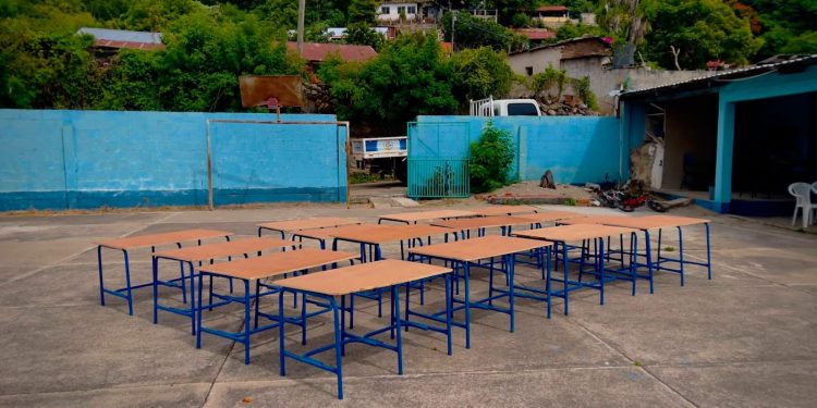 Estudiantes de Escuela Taller restauran escritorios de una Escuela Rural Mixta de Jutiapa