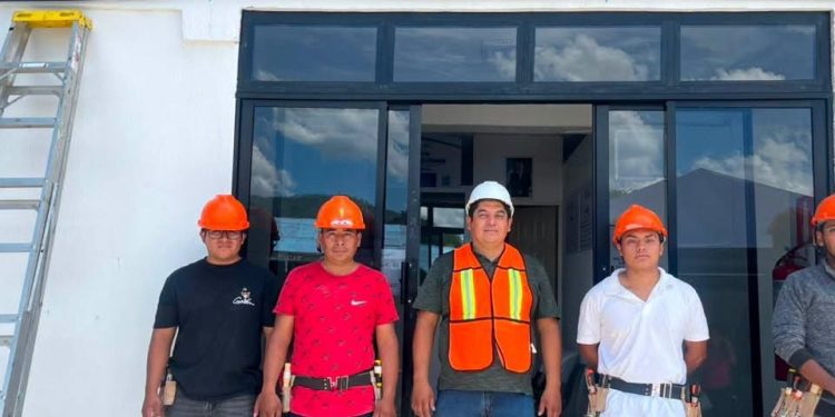 Estudiantes instalan circuito eléctrico de Escuela Taller de Salamá