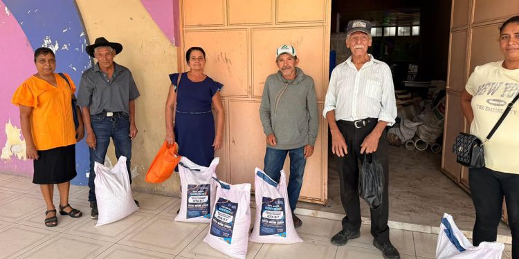 Entrega de semillas de maíz y ayote fortalece la agricultura familiar