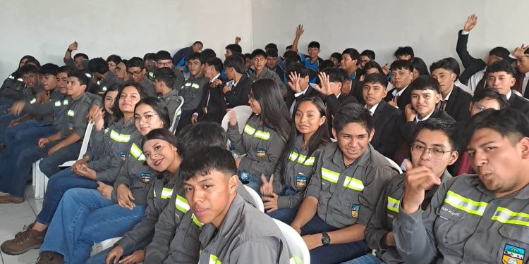 Estudiantes aprenden a identificar y prevenir el Gusano Barrenador