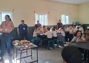 Estudiantes de Guastatoya aprenden a comer saludable gracias a un huerto escolar