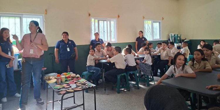 Estudiantes de Guastatoya aprenden a comer saludable gracias a un huerto escolar