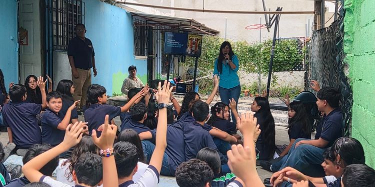 Estudiantes de Villa Nueva aprenden de bienestar y tenencia responsable de animales