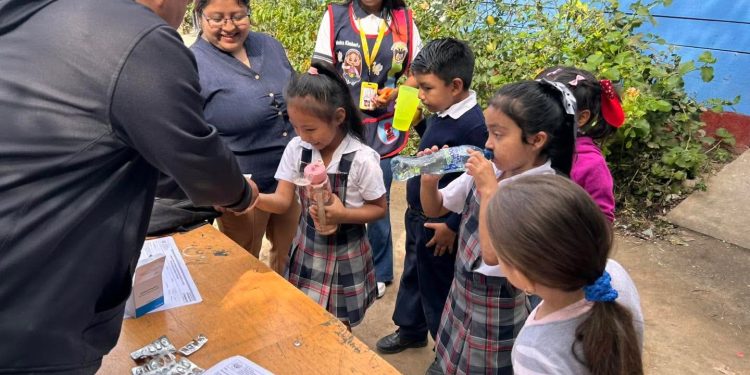 Desparasitación y educación para la salud llegan a escolares de Salamá, Baja Verapaz