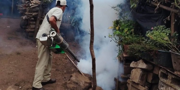 Acciones de nebulización contribuyen al control del mosquito transmisor del dengue en Lomas de Ojo de Agua, Nueva Santa Rosa