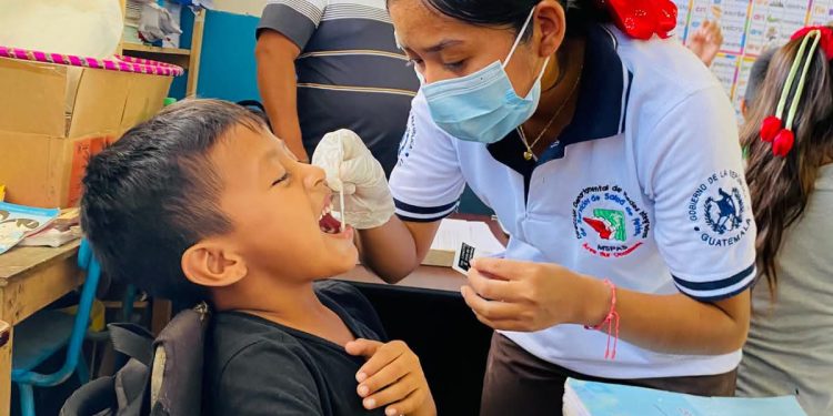 Vacunación, desparasitación y salud bucal llegan a escolares de Sayaxché, Petén