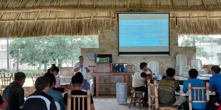 Desarrollan capacitación sobre manipulación adecuada de alimentos en Santa Ana, Petén