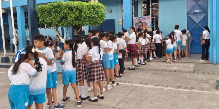 Acciones de vacunación contra el sarampión en establecimientos educativos de Morales, Izabal, permite aplicar 500 dosis