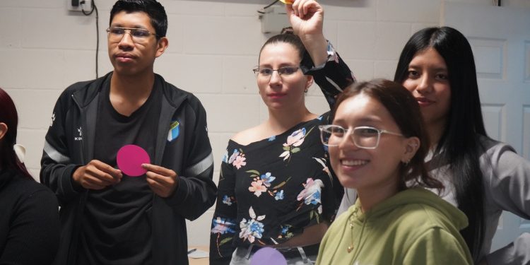 Trabajadores aprenden con empatía para una atención inclusiva