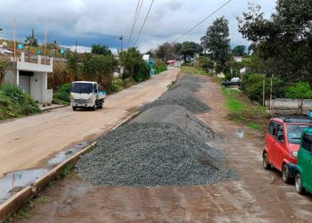 Entregan materiales para mejorar camino que conecta tres departamentos de occidente