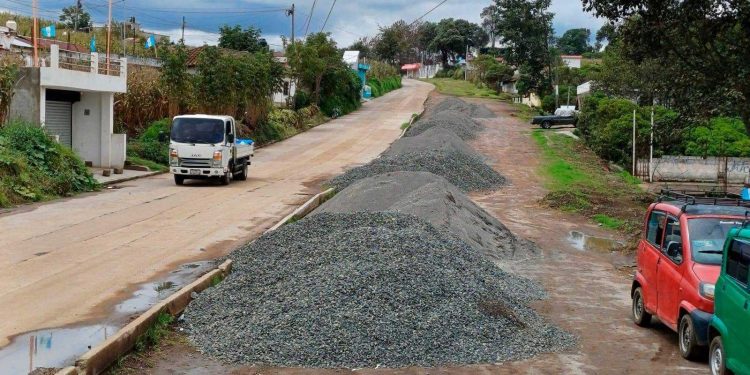 Entregan materiales para mejorar camino que conecta tres departamentos de occidente