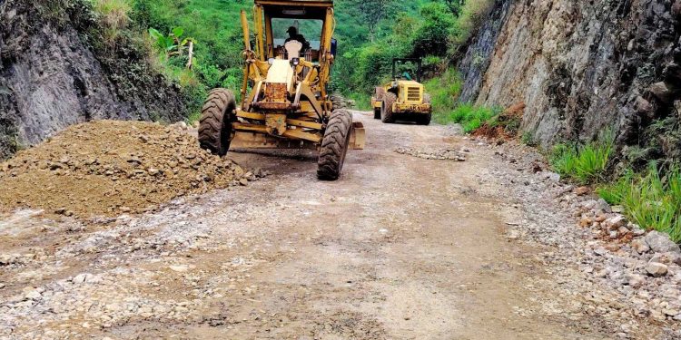 Continúan los trabajos de recuperación vial en la Zona Reina