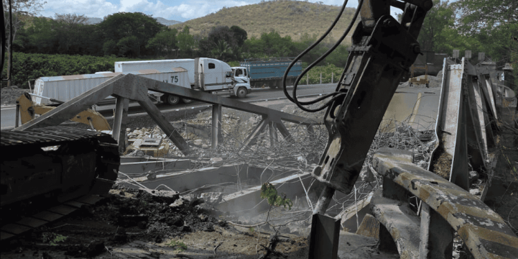 Inicia demolición del puente Güijo para avanzar hacia instalación del puente modular