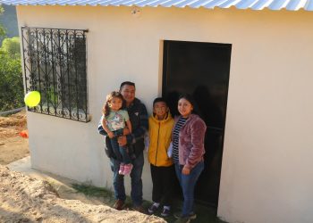Familias de escasos recursos de cinco departamentos reciben viviendas propias