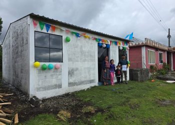 Entregan viviendas a familias de la aldea Pachoc, Totonicapán