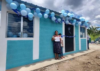 Familias de Chimaltenango reciben las llaves de su casa propia