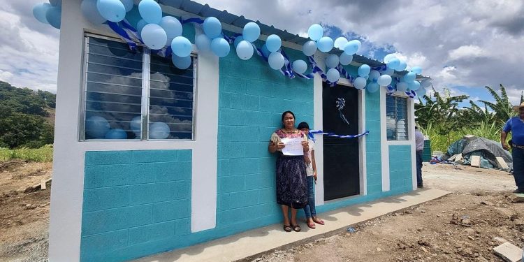 Familias de Chimaltenango reciben las llaves de su casa propia