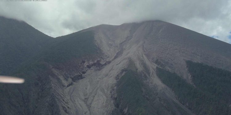 El Volcán de Fuego registra seis explosiones por hora y dispersión de ceniza