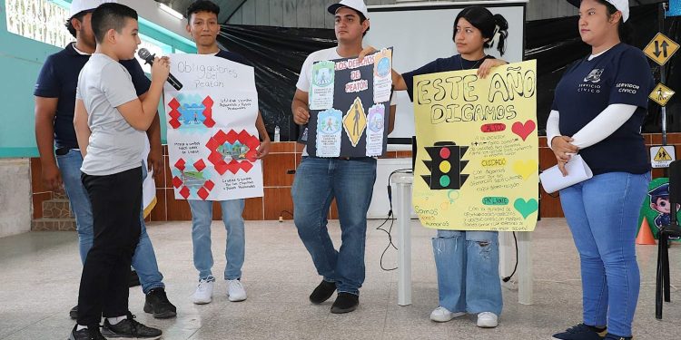 Jóvenes Servidores Cívicos enseñan seguridad vial a niños de El Progreso