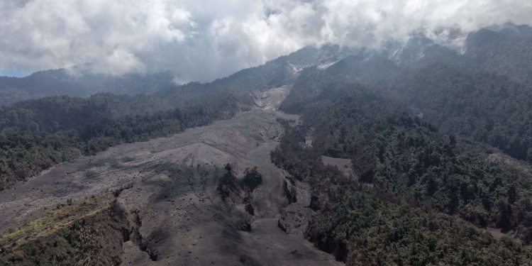 Caída de ceniza fina afectará a comunidades del flanco oeste del Volcán de Fuego