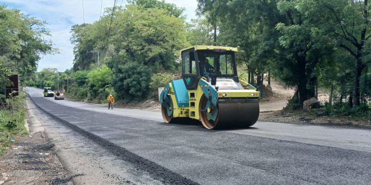 Trabajos de mantenimiento recuperan la carretera en Gualán, Zacapa