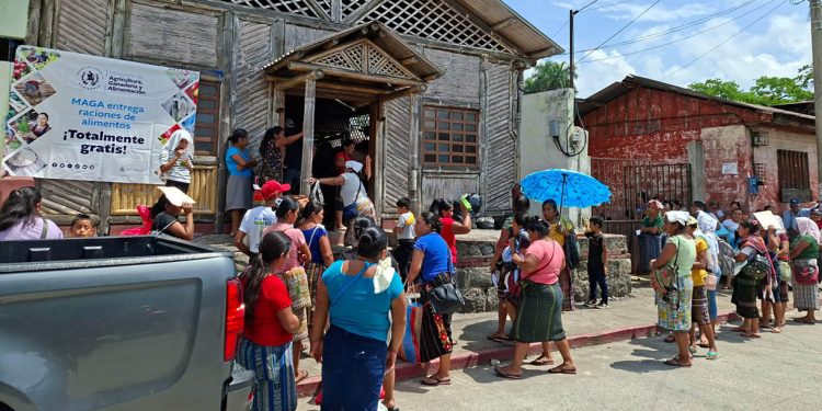 Familias reciben alimentos luego de participar en acciones comunitarias